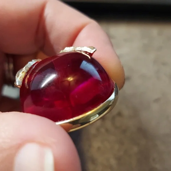 SOLD Vintage Signed Sarah Coventry Lucite Magenta & Goldtone Apple Brooch Pin - Picture 9 of 10